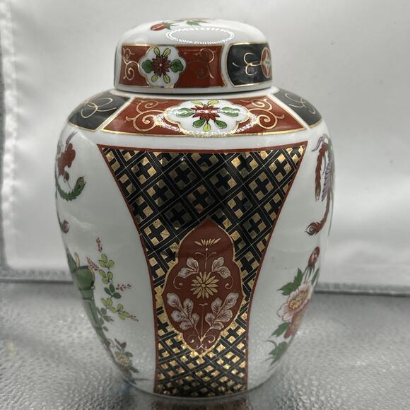Vintage Japanese Imari Hand Painted Porcelain Red Gold Ginger Jar Vase with Lid - Picture 2 of 6